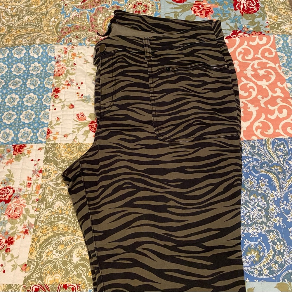 Lane Bryant Animal Stripe Jegging Pant - Picture 10 of 12